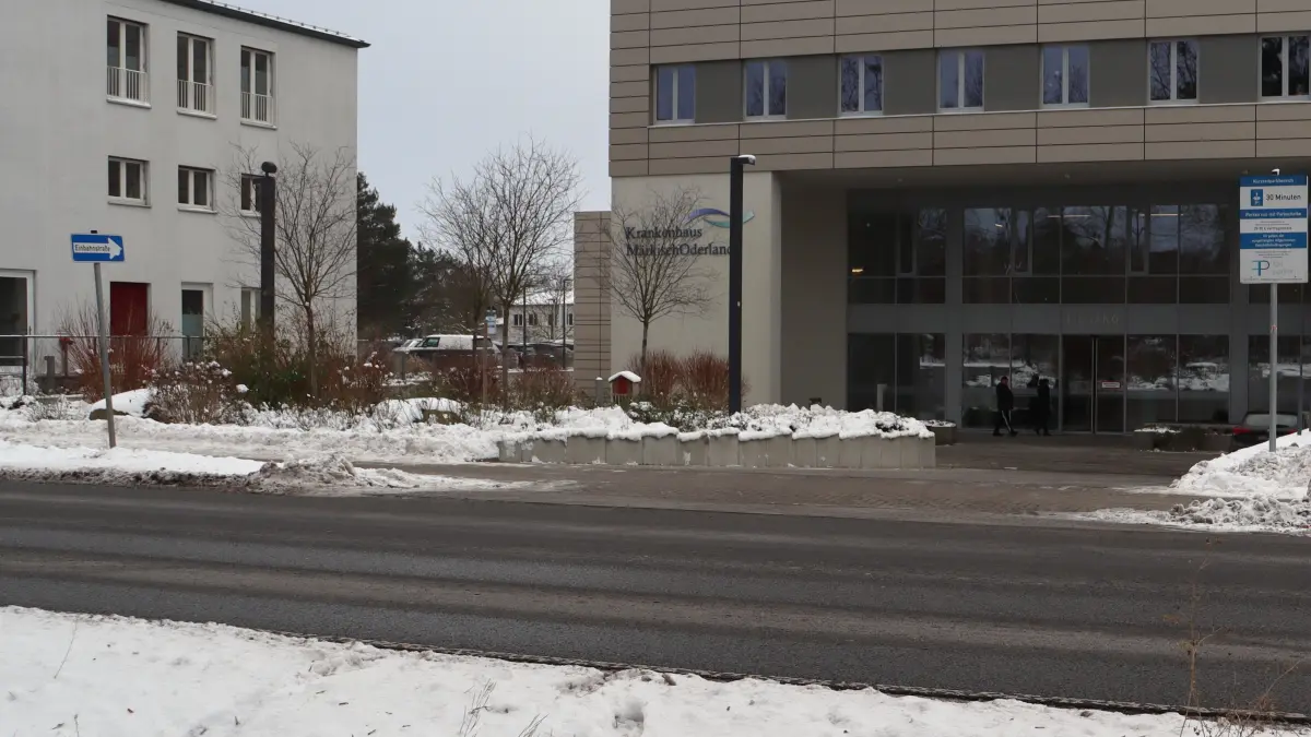 Das Krankenhaus Märkisch-Oderland in Strausberg im Winter: Bei Extremwetterlagen mit Glatteis sind die Kliniken auf ein höheres Patientenaufkommen eingestellt. Doch nicht alle Betroffenen gehören in die Notaufnahme..