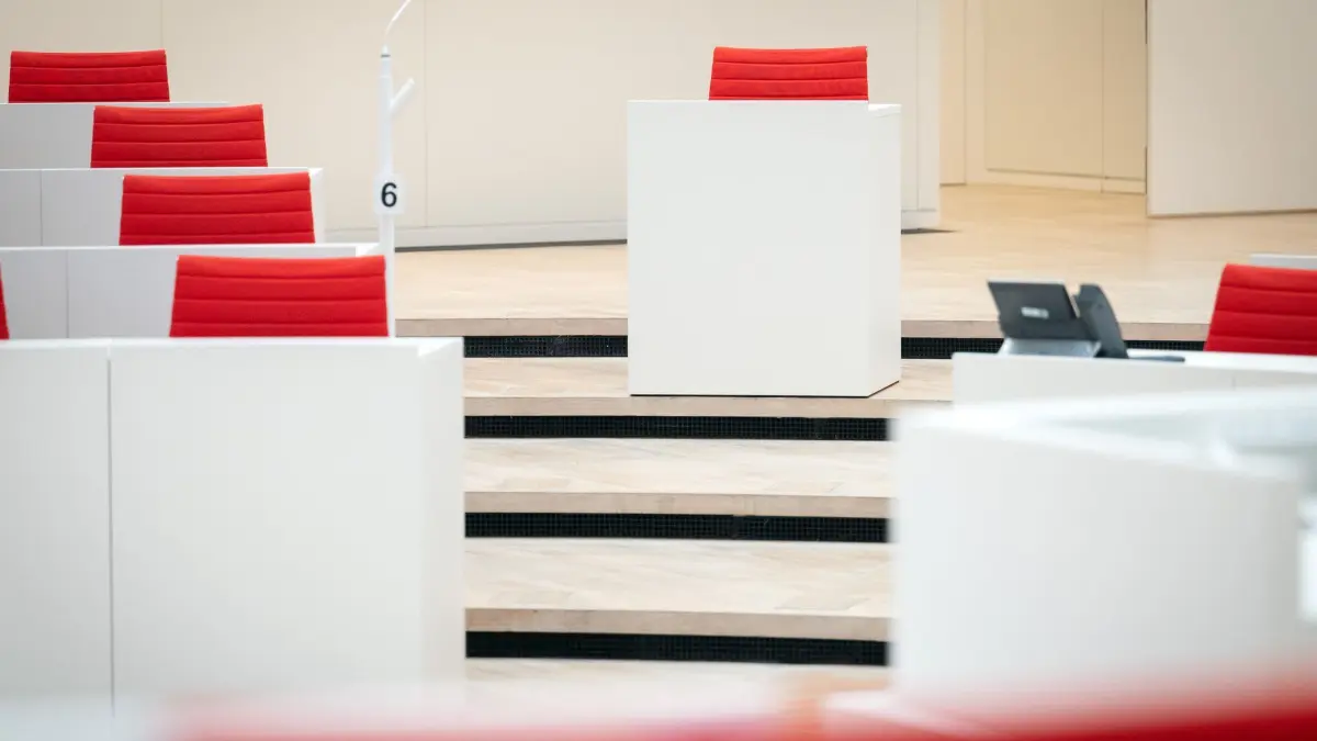 Sondersitzung Landtag Brandenburg: 09.01.2026, Brandenburg, Potsdam: Ein Tisch und ein Stuhl stehen vor Beginn der 25. Sitzung des Brandenburger Landtages zwischen den Plätzen der CDU- und der AfD-Fraktion (r). Der Platz ist für den bisher zur BSW gehörenden Andre von Ossowski vorgesehen, der aus der BSW ausgetreten ist und jetzt parteiloser Landtagsabgeordneter ist. Foto: Soeren Stache/dpa +++ dpa-Bildfunk +++