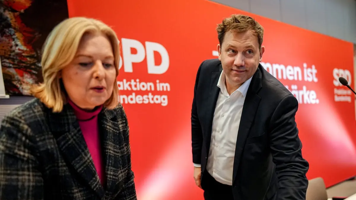 08.01.2026, Berlin: Lars Klingbeil (SPD), Bundesminister der Finanzen, Vizekanzler und SPD-Bundesvorsitzender, und Bärbel Bas (SPD), Bundesministerin für Arbeit und Soziales und SPD-Parteivorsitzende, stehen während der Jahresauftaktklausur der SPD-Bundestagsfraktion zusammen. Foto: Kay Nietfeld/dpa +++ dpa-Bildfunk +++