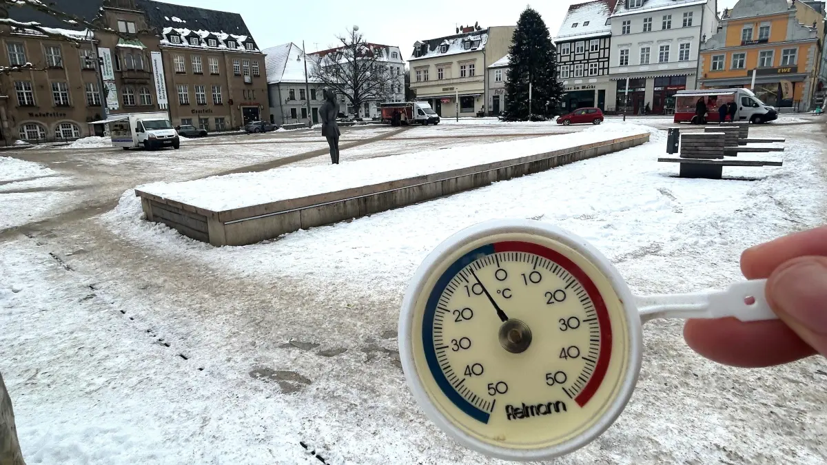 Acht Grad minus in Eberswalde: Auf dem Wochenmarkt im Stadtzentrum trotzen immerhin drei Markthändler der bitteren Kälte. Sonst werden hier an 20 bis 30 Ständen Waren angeboten.
