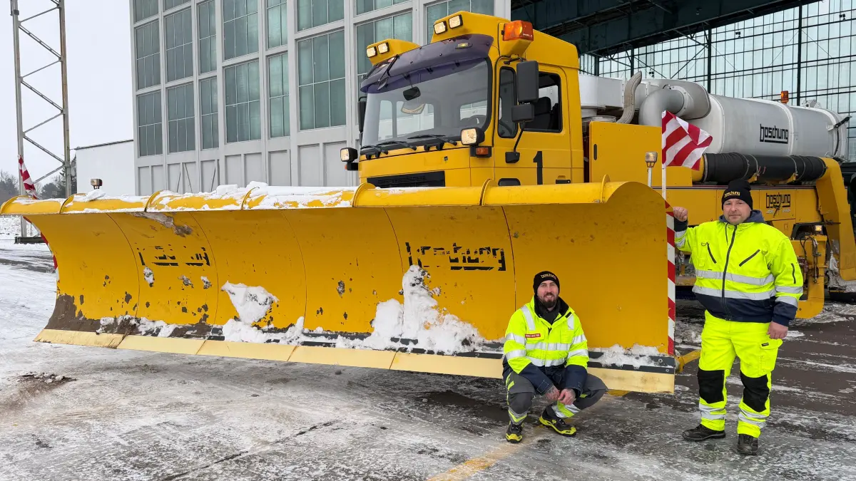 Neue Technik am Airport Neuhardenberg: Die Mitarbeiter Tim (l.) und Marko sind begeistert von ihrem neuen Arbeitsgerät.