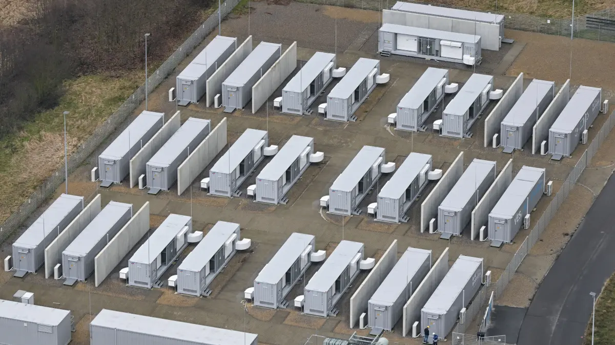 Container der BigBattery Lausitz auf dem Gelände des Braunkohlekraftwerkes Schwarze Pumpe der Lausitz Energie Bergbau AG (LEAG). Die BigBattery speichert einen Strommix aus Braunkohle und erneuerbaren Energien. Die Anlage verfügt über 53 Megawattstunde (MWh) nutzbarer Speicherkapazität. (zu dpa: «Wo die Energie aus Wind und Sonne zwischenlagert») +++ dpa-Bildfunk +++