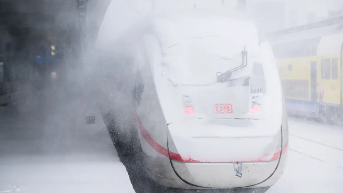 Winterwetter - Sturmtief Elli - Hannover: 09.01.2026, Niedersachsen, Hannover: Ein ICE der Deutschen Bahn steht inmitten eines Schneesturmes im Hauptbahnhof Hannover. Die Deutsche Bahn stellt wegen des stürmischen Winterwetters den Fernverkehr im Norden Deutschlands bis mindestens zum Mittag ein. Foto: Julian Stratenschulte/dpa +++ dpa-Bildfunk +++
