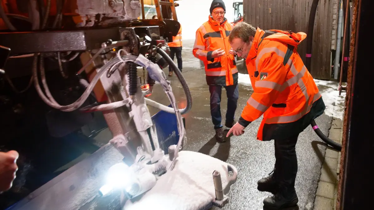 Landesumweltminister Krischer besucht Straßenmeisterei: 09.01.2026, Nordrhein-Westfalen, Wiehl: Oliver Krischer (Bündnis 90/Die Grünen), Minister für Umwelt, Naturschutz und Verkehr des Landes Nordrhein-Westfalen, betrachtet bei einem Besuch der Straßenmeisterei in Wiehl ein Streufahrzeug. Foto: Henning Kaiser/dpa +++ dpa-Bildfunk +++
