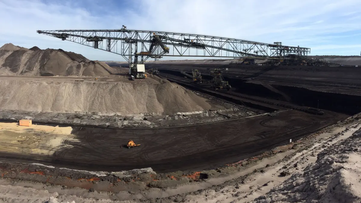 Abraumförderbrücke F60: ARCHIV - Riesenmaschine: die Abraumförderbrücke F60 im Tagebau Welzow-Süd. (zu dpa: «Cooldown und Glückauf: Winter im Lausitzer Seenland») Foto: Doreen Garud/dpa/dpa-tmn - Honorarfrei nur für Bezieher des dpa-Themendienstes +++ dpa-Themendienst +++