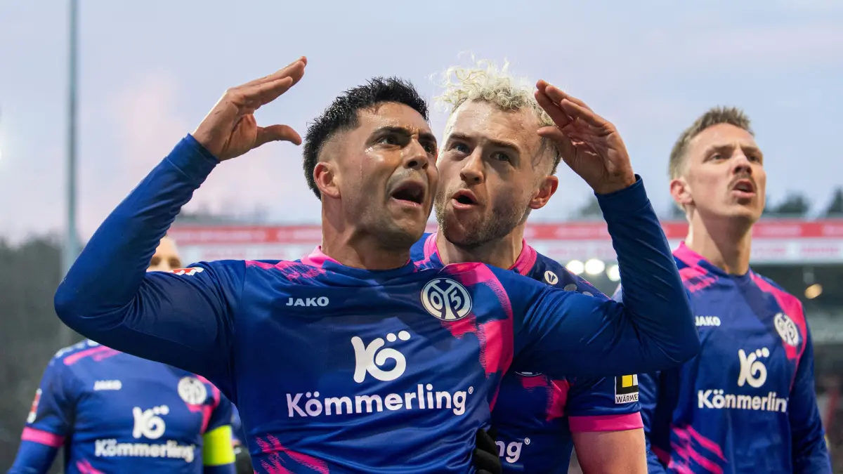 1. BL 1. FC Union - Mainz 05 2025/26: Fußball, Herren, Saison 2025/2026, 1. Bundesliga (16. Spieltag), 1. FC Union Berlin - 1. FSV Mainz 05, v. l. Nadiem Amiri (Mainz), Benedict Hollerbach (Mainz), Phillip Tietz (Mainz), Jubel nach Tor zum 0:1, 10.01.2026, Foto: Sebastian Räppold / Matthias Koch