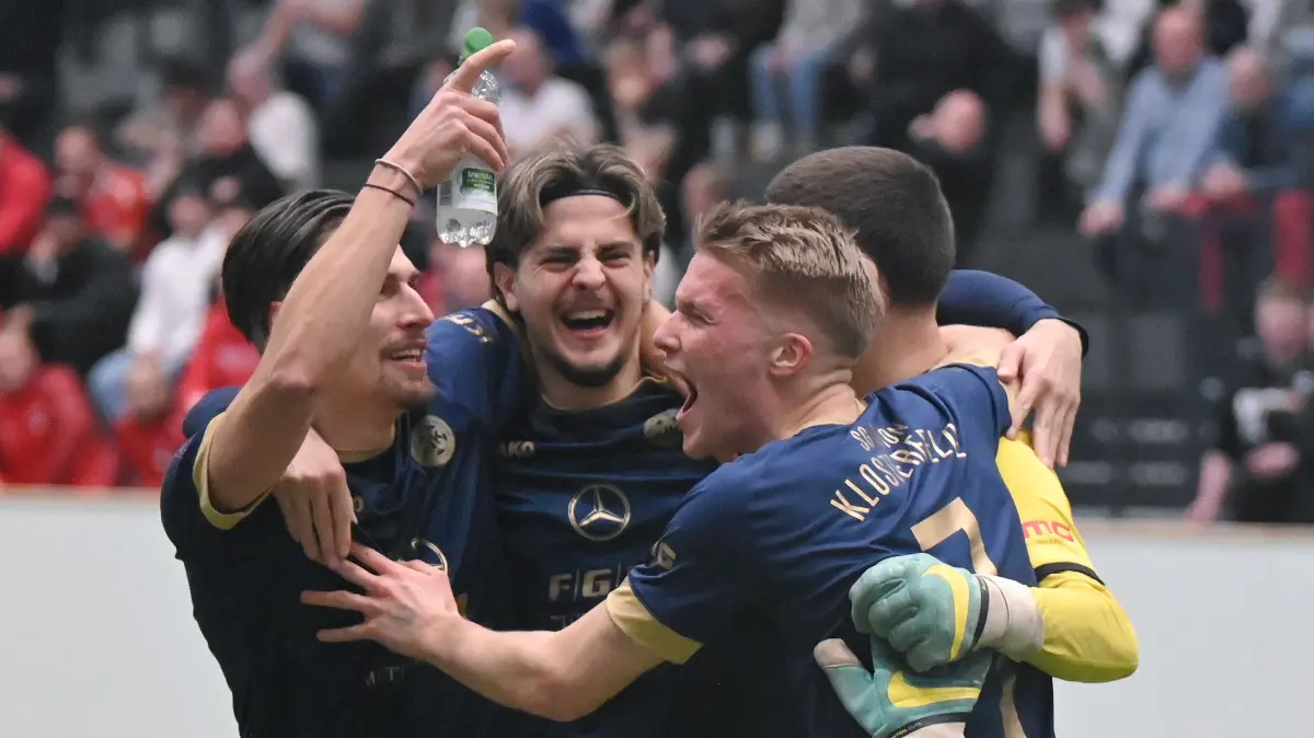 Fussball : Hallenfussball in Bernau Sparkassen-Arena, Hussitencup 2026 NIEDERBARNIM MASTERS, Vollbracht der Pokal geht nach Klosterfelde, hier Philipp Einsiedel, Irfan Brando und Jannik Wolter
FOTO BENK 09.01.2026