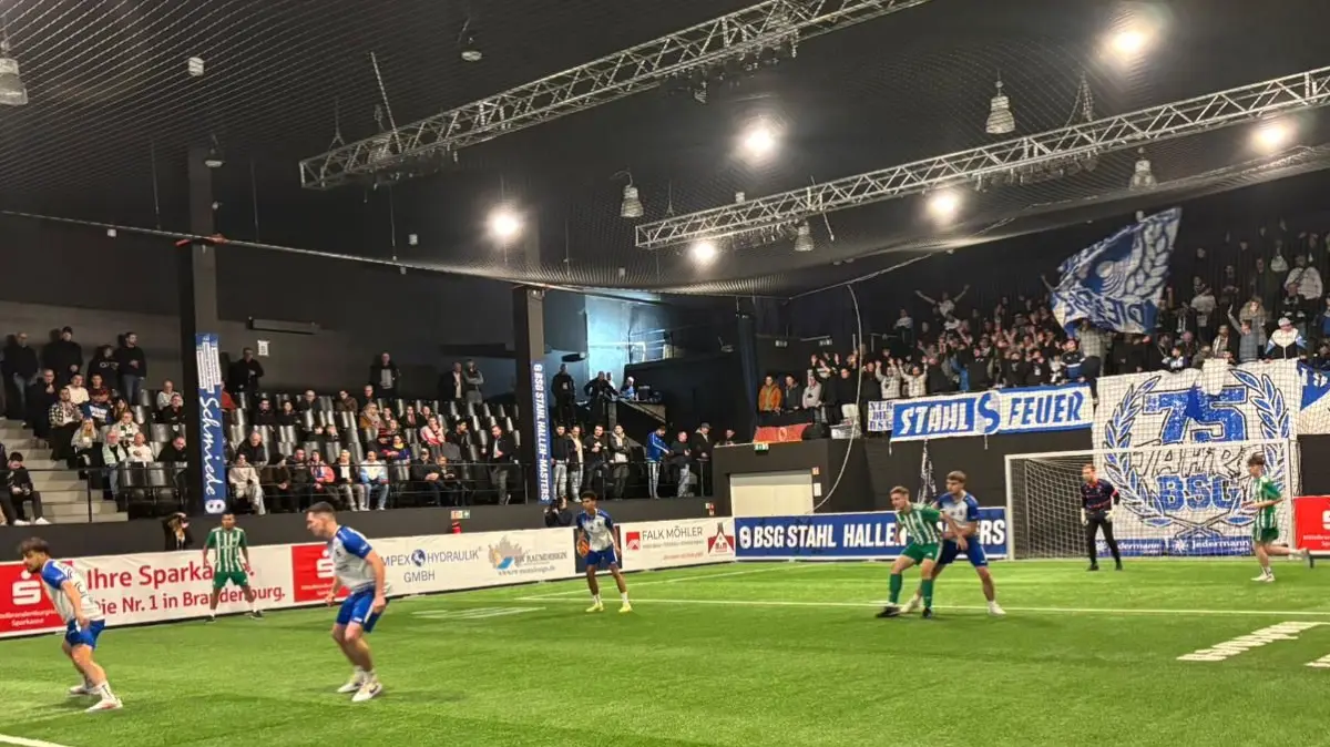 Die Fans der heimischen BSG Stahl Brandenburg sorgten beim Stahl-Cup 2026 für den Großteil der Stimmung. Der Veranstalter musste einen großen Zuschauereinbruch verzeichnen.
