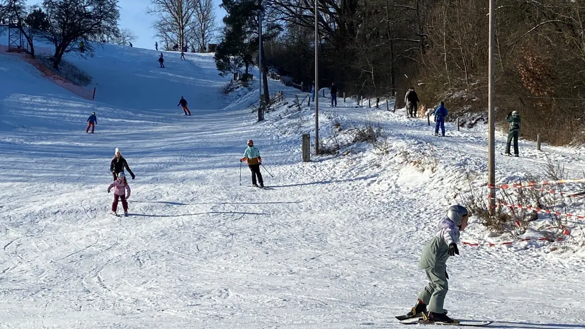 Kreisverkehr am Skihang: Während die Sportler links den gut 230 Meter langen Abhang herunterrasen, lassen sie sich rechts vom Lift wieder hochziehen.
