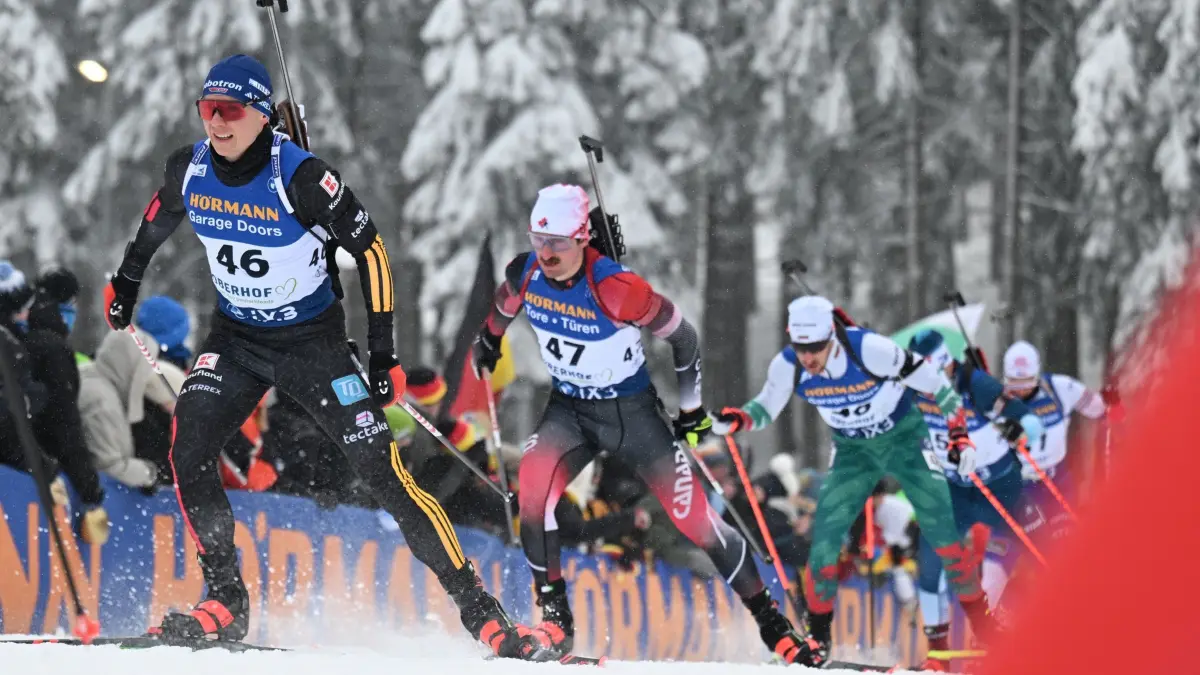 Biathlon Weltcup Oberhof: 10.01.2026, Thüringen, Oberhof: Biathlon: Weltcup, Verfolgung 12,5 km, Männer. Justus Strelow (l) aus Deutschland ist auf der Strecke. Foto: Hendrik Schmidt/dpa +++ dpa-Bildfunk +++