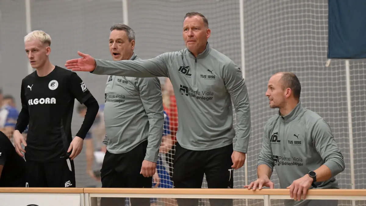Fussball : Hallenfussball in Oranienburg in der Turm Erlebnis City, Oberhavel-Masters 2026, Trainer Torsten Thiel verärgert 2.v.r.
FOTO BENK 10.01.2026
