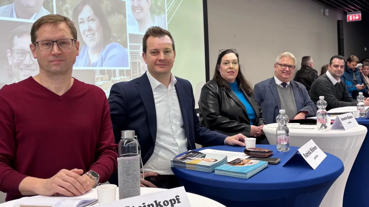 Bewerben sich um das Bürgermeisteramt in Strausberg (von links nach rechts): Knut Steinkopf (Die Linke), Patrick Hübner (parteilos), Annette Binder (parteilos), Steffen Schuster (UfW Pro Strausberg) und Dennis Panser (AfD).