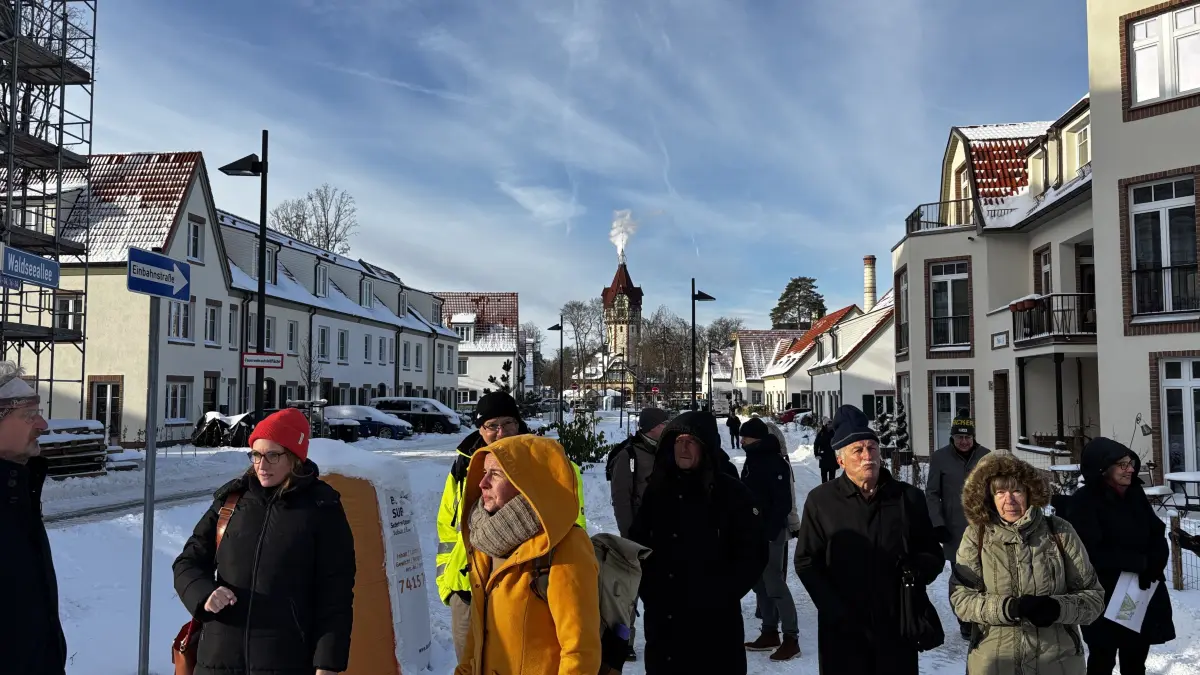 35 verschiedene Haustypen hat die KWD-Gruppe, die auf dem Pagodengrundstück in Hohen Neuendorf ein neues Quartier bauen will, auf historischem Gelände in Beelitz-Heilstätten errichtet. Stadtverordnete aus Hohen Neuendorf machten sich vor Ort ein Bild.