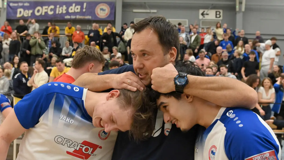 Fussball : Hallenfussball in Oranienburg in der Turm Erlebnis City, Oberhavel-Masters 2026, Trainer Imra Kalman mit seinen Spieler Jascha Seiche und Canel Kavurmacioglu
FOTO BENK 10.01.2026