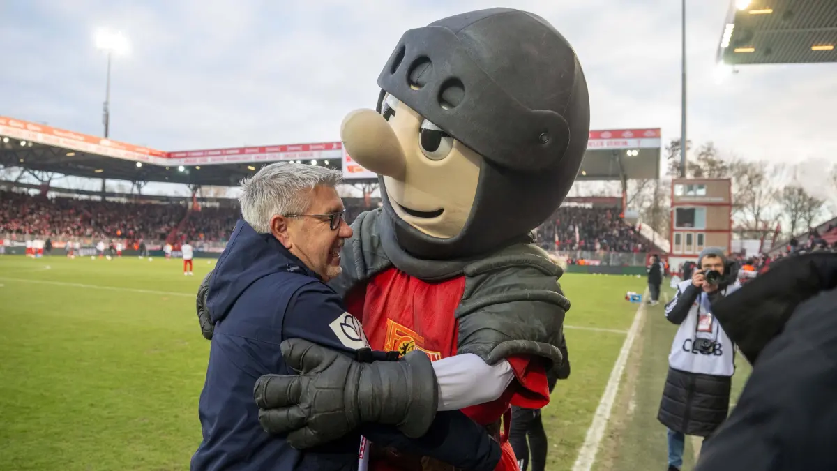 1.BL 1. FC Union - Mainz 05 2025/26: Fußball, Herren, Saison 2025/2026, 1. Bundesliga (16. Spieltag), 1. FC Union Berlin - 1. FSV Mainz 05, v. l. Trainer Urs Fischer (Mainz 05) und Maskottchen Ritter Keule (1. FC Union) vor dem Spiel, 10.01.2026, Foto: Matthias Koch