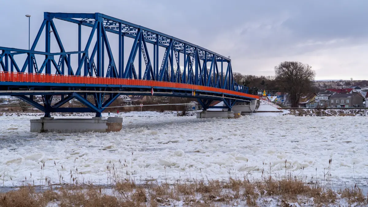 Oder Eis: Schwedt/Krajnik:, 10.01.2026: Eisiges Schauspiel an der Oder: Täglich frieren rund 15 Kilometer des Flusses zu, das Eis wächst kontinuierlich flussaufwärts. Noch ist der Eisstand ungefährlich, doch bei Eisversetzungen drohen Überschwemmungen und der Einsatz von Eisbrechern wird nötig.