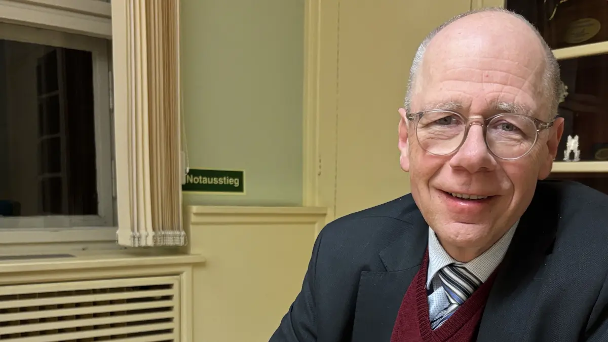 „Vive la Glienicke!“ Sein spitzbübisches Lachen, gepaart mit norddeutscher Gelassenheit und französichem Flair, aber auch einem gewissen Hang zu Anekdoten, zeichnete Dr. Hans Günther Oberlack als Bürgermeister von Glienicke in seiner 16-jährigen Amtszeit aus. Er hat in zwei Legislaturperioden einiges erreicht, aber nicht alles geschafft, was er sich vorgenommen hatte.