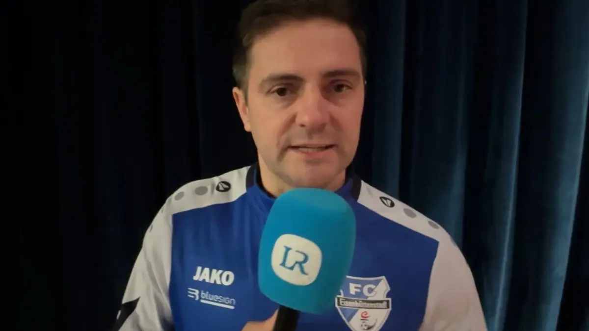 Lukas Szywala entwickelte sich beim FC Eisenhüttenstadt vom Spieler zum Cheftrainer. Im Rahmen des Stahl-Cups sprach er darüber, wie ernst Hallenturniere für ihn sind. Auch sein Trainerkollege von Stahl Brandenburg hat eine Meinung dazu.