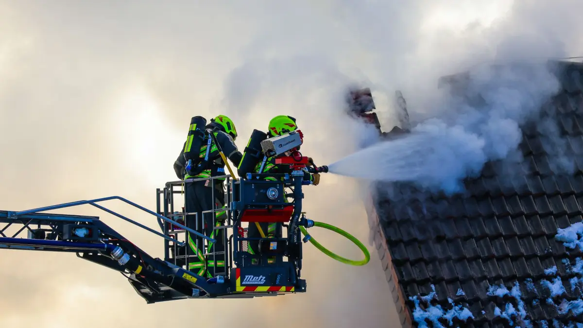 Dachstuhl in Flammen: Das Haus in Borgdorf ist nach dem Brand nicht bewohnbar.