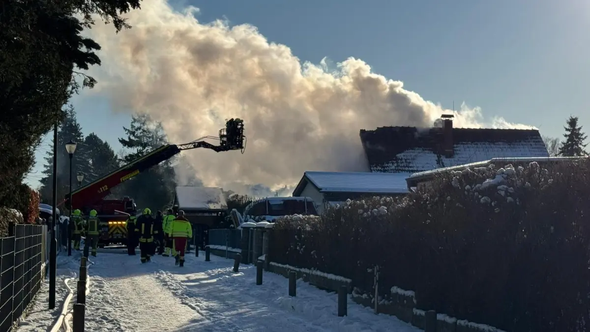 Hausbrand in Hohen Neuendorf. In der Siedlung Venedig im Stadtteil Borgsdorf ist am Sonntagmittag in einem Einfamilienhaus ein Feuer ausgebrochen. Die Feuerwehr ist im Einsatz.