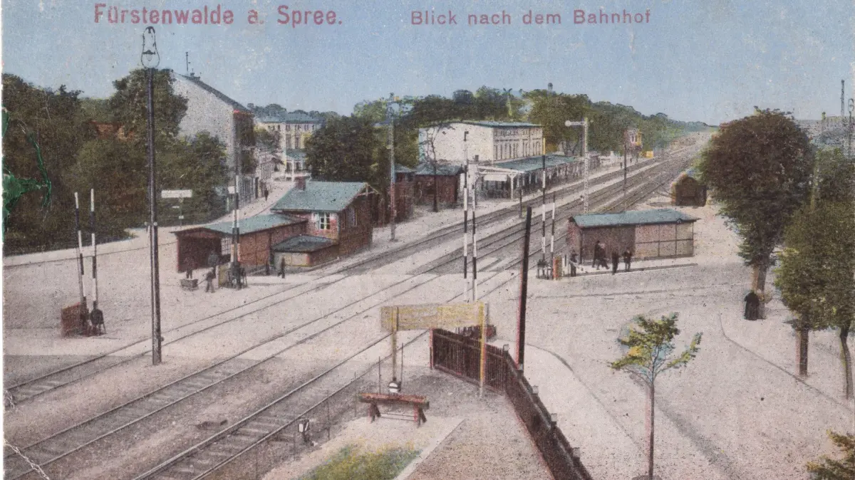Blick auf den Bahnhof Fürstenwalde auf einer Postkarte um 1910: Er wurde 1842 als einer der ersten in Deutschland eröffnet. 1926 fehlte es aber immer noch an einer elektrischen Schnellbahn nach Berlin.