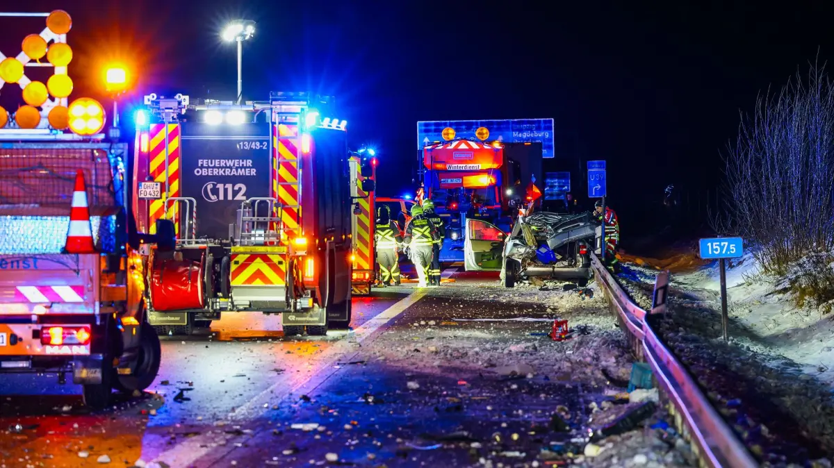 Großeinsatz auf der A10: Nach einem schweren Verkehrsunfall auf der A10 zwischen Oberkrämer und Dreieck Havelland musste die Autobahn nachts längere Zeit gesperrt werden.