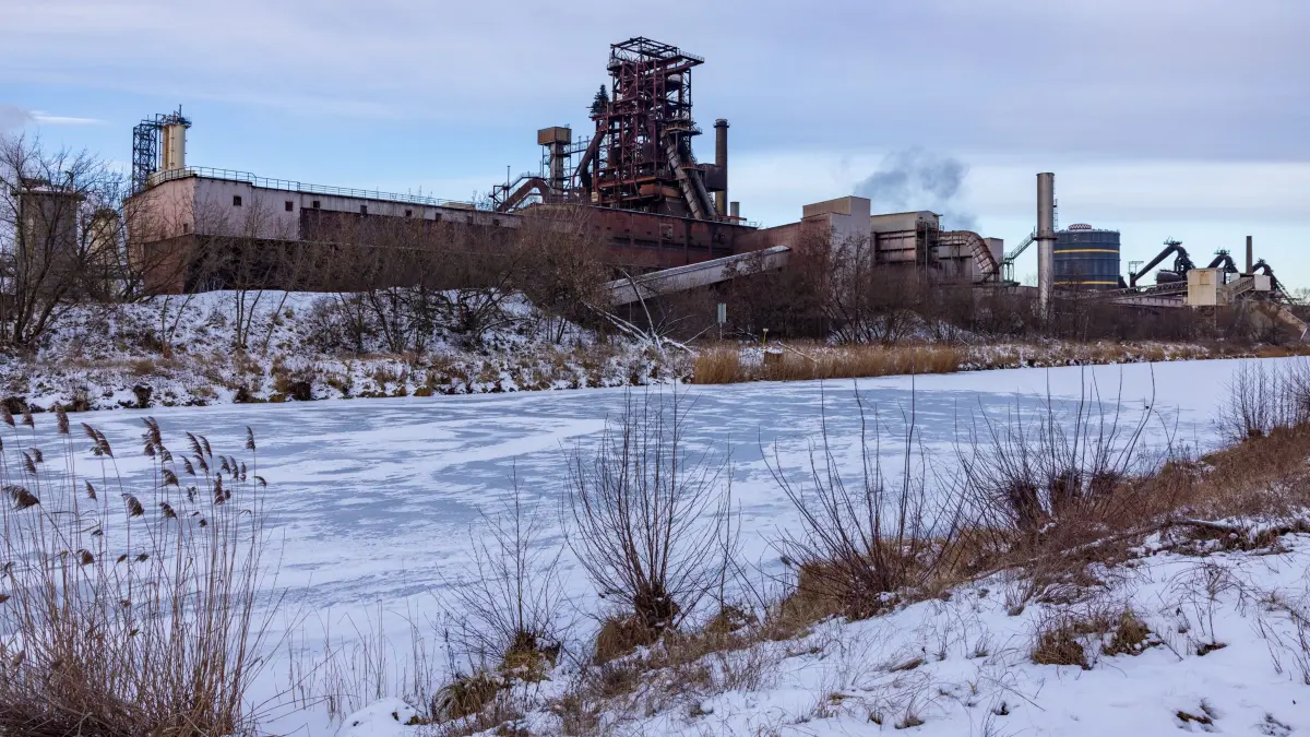 Hochofen 5 A des Roheisenwerkes der ArcelorMittal Eisenhuettenstadt GmbH im Winter am Oder-Spree-Kanal
Alle Rechte vorbehalten. Abdruck nur gegen Nennung, Belegexemplare und Honorar.
Kontonummer: 253804 CRONBANK (BLZ 50530000)
IBAN: DE12 5053 0000 0000 2538 04
BIC/Swift-Code: GENODE51CRO
USt-IdNr. DE192 768 056