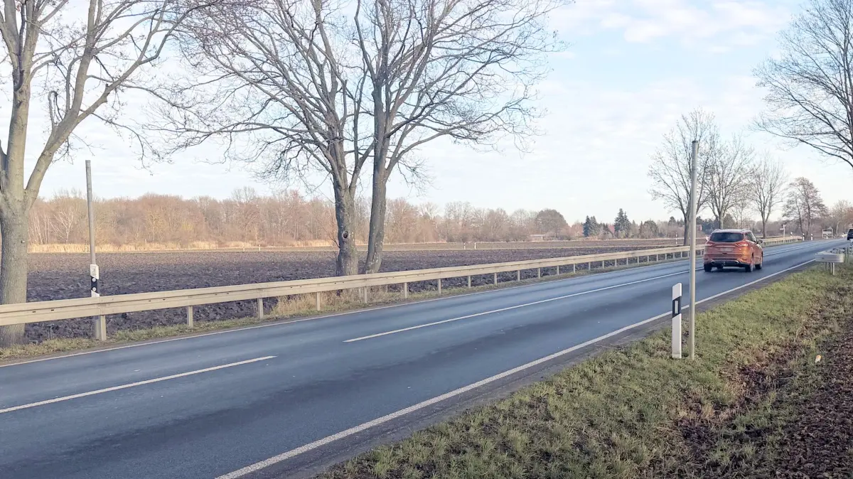 B1 bei Manschnow: Kurz vor dem Ortseingang im Bereich des Handelshofs fehlen seit November die 70-km/h-Schilder. Gestohlen wurden sie nicht, sagt Amtsverwaltung Golzow. Wassteckt dann dahinter.