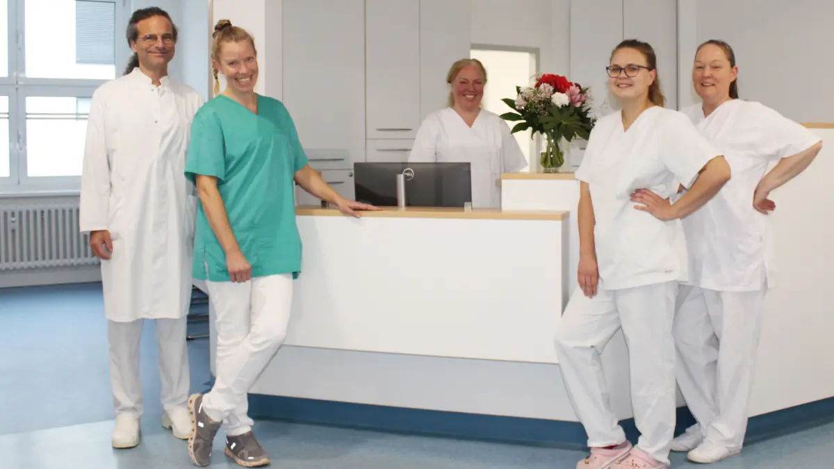 Chirurgische Praxis Jahnstraße 50: Dr. med. Johanna Kolle (zweite von links) mit ihrem Praxisteam und Dr. med. Arndt von Kirchbach, Chefarzt der Abteilung Allgemein-, Viszeral- und Unfallchirurgie am Immanuel Klinikum Bernau. Die Praxis arbeitet eng mit der chirurgischen Abteilung des Krankenhauses zusammen.