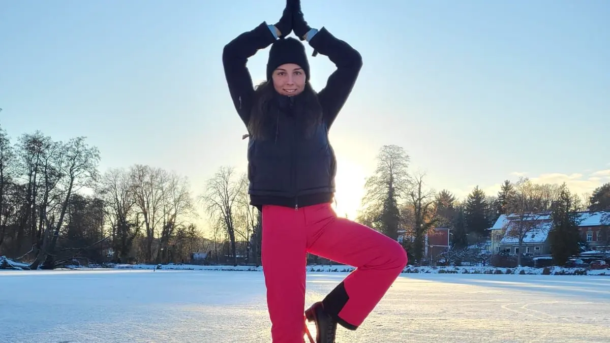 Auf Kufen: Yoga auf dem Klosterteich in Neuzelle mit Merle Bergner
