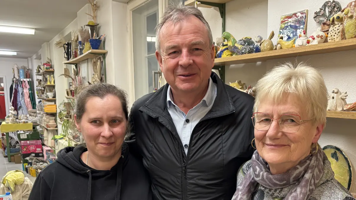 Axel Walter, der Vorsitzende des neu gegründeten Bad Saarower Vereins „Kunstwerkstatt SaarowCentrum“, mit den beiden Angestellten Manuela Gutjahr und Monika Hoffmann (r.). Die Keramikwerkstatt hat sich nach über 20 Jahren vom CTA Kulturverein Nord Fürstenwalde getrennt.