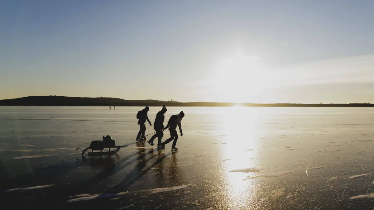 Winterwochenende in Berlin: Schlittschuhfahrer vor der untergehenden Sonne, aufgenommen auf dem zugefrorenen Mueggelsee im Suedosten von Berlin, 11.01.2026. Berlin Deutschland *** Skaters in front of the setting sun, taken on the frozen Mueggelsee in the southeast of Berlin, 11 01 2026 Berlin Germany Copyright: xFlorianxGaertnerx