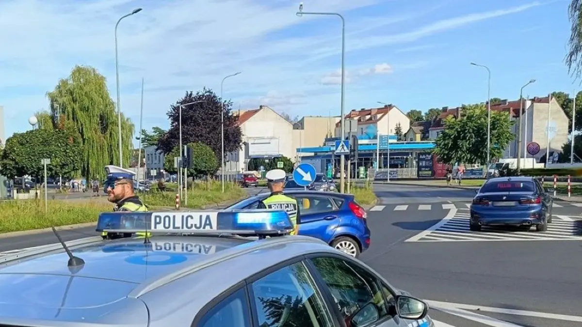 Die Polizei in Słubice regelt den Verkehr: Auch die vollen Straßen waren in der Haushaltsdebatte in der Nachbarstadt von Frankfurt (Oder) ein Thema. (Archivfoto der Słubicer Polizei)
