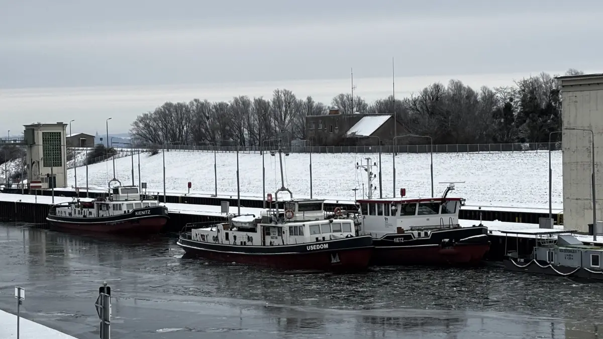 Warten auf Tauwetter: Die Eisbrecher des WSA Oder-Havel stehen einsatzbereit an ihrem Statio-nierungsort Hohensaaten und warten auf Tauwetterlagen, um den Einsatz auf den Wasserstraßen fortzusetzen.