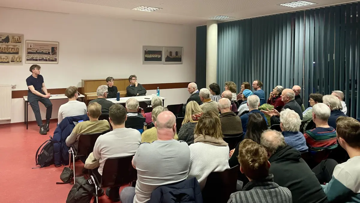 Der Bürgersaal in Neuenhagen ist bis auf den letzten Platz gefüllt: Bürger diskutieren mit Bürgermeisterkandidatin Ilka Goetz und Energiepolitiker Michael Kellner (Grüne) über Wärmewende, Kosten und die Zukunft des Heizens in ihrer Gemeinde.