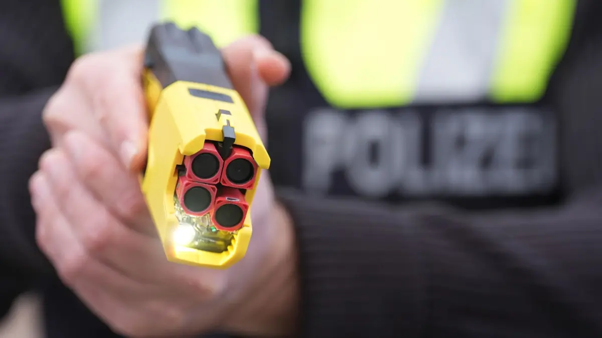 Elektroschockgerät der Polizei: ARCHIV - 11.12.2024, Schleswig-Holstein, Kiel: Ein Polizist hält das Distanz-Elektroimpulsgerät „Taser 7“ auf dem Gelände des Polizeizentrums Eichhof in der Hand. (Symbolbild) (zu dpa: «Südwesten zieht nach: Streifenpolizisten testen neue Taser») Foto: Marcus Brandt/dpa +++ dpa-Bildfunk +++