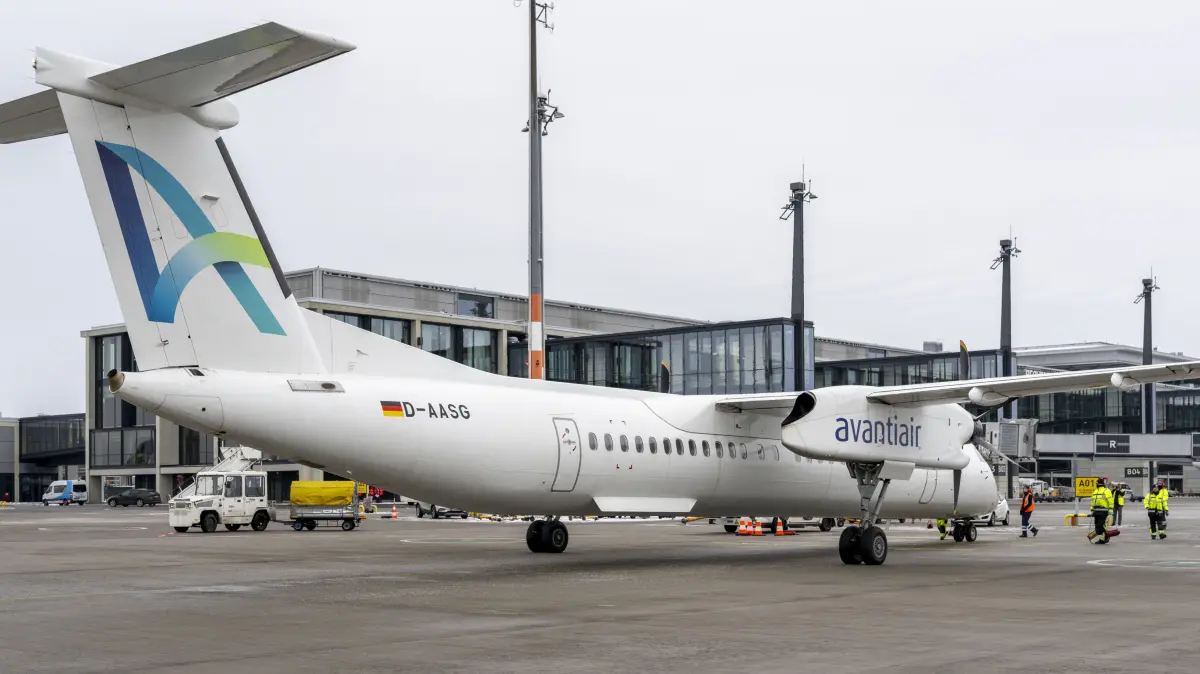 Die erste Maschine von Friedrichshafen der Flugeselleschaft Air Uniqon ist am Flughafen BER gelandet