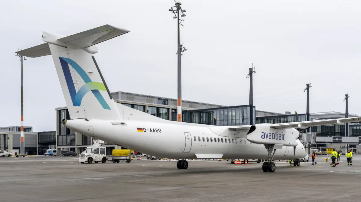 Die erste Maschine von Friedrichshafen der Flugeselleschaft Air Uniqon ist am Flughafen BER gelandet