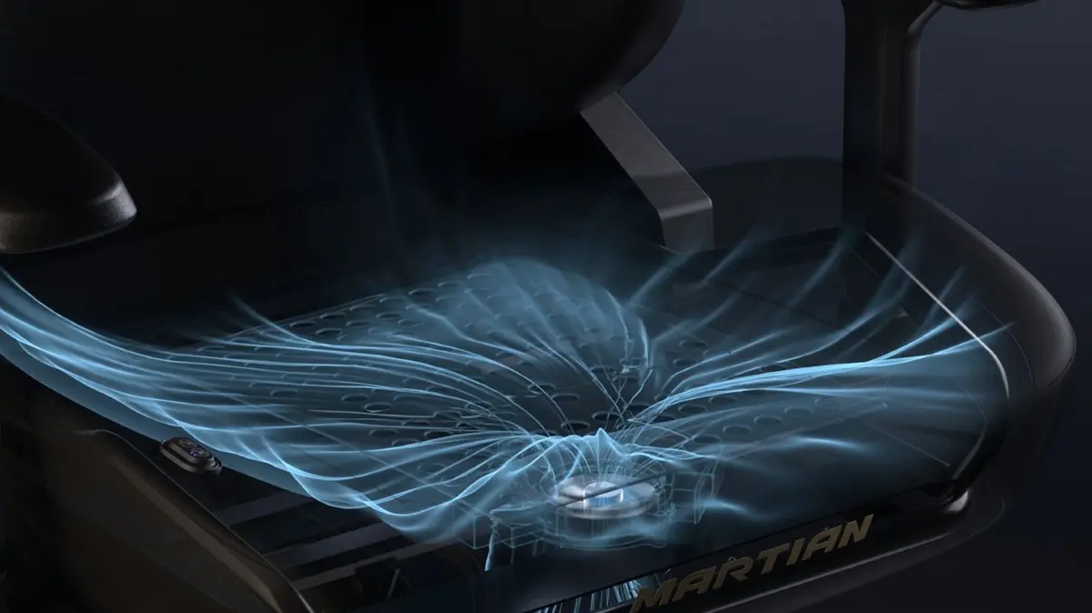 DXRacer Martian Pro. Belüftung der Sitzfläche per Akku oder permanentem Stromanschluss.