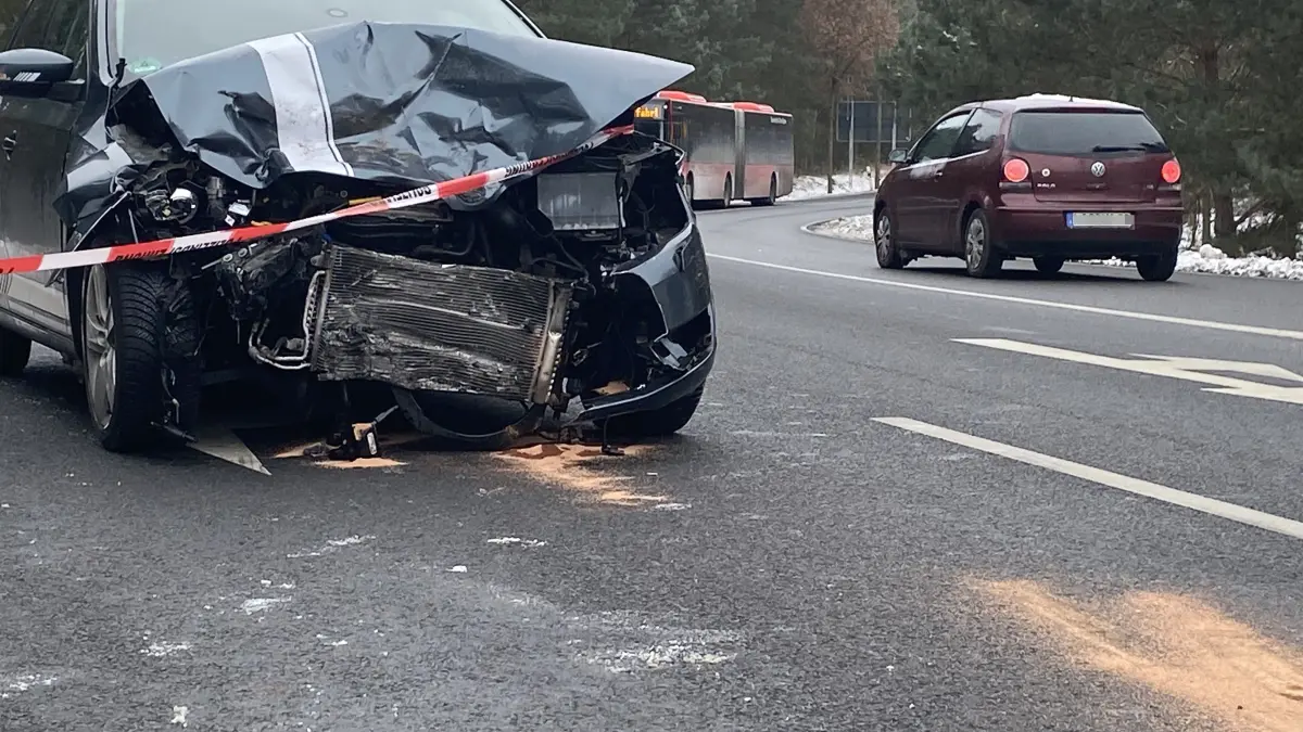 Stark beschädigt: Der Skoda, der in Fürstenwalde an der Lise-Meitner-Straße mit einem Postfahrzeug zusammengestoßen war, stand zwei Stunden später noch da.