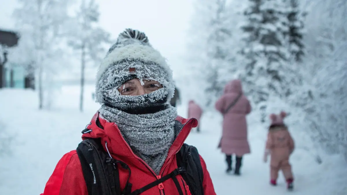 Winterwetter in Finnland: 09.01.2026, Finnland, Ylläs: Menschen gehen bei eisigen Temperaturen in Ylläs, Finnland, am Freitag, 9. Januar 2026. (Satu Renko/Lehtikuva via AP) Foto: Satu Renko/Lehtikuva/AP/dpa +++ dpa-Bildfunk +++