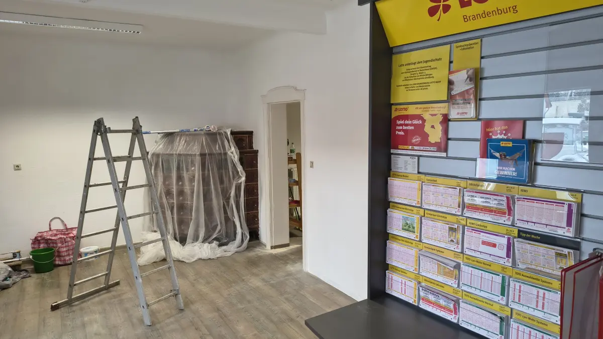 Die ehemalige Lichterfelder Einkaufsquelle im aktuellen Arbeitszustand. Der braune Kachelofen, momentan von einer Plastikabdeckung eingehüllt, wird im Einrichtungskonzept des neuen Geschäfts eine wichtige Rolle spielen.