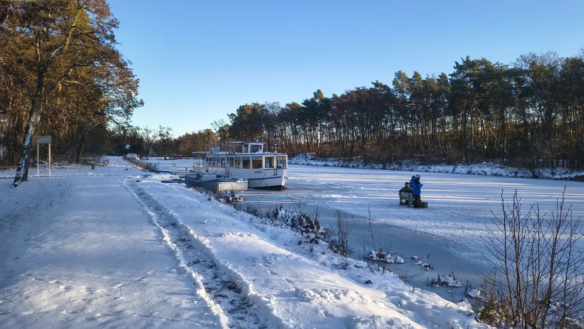 Oder-Havel-Kanal: Fließgewässer sind besonders tückisch. Man sollte sie erst betreten, wenn das Eis mindestens 20 Zentimeter dick ist. Am Wochenende trauten sich bei Liepe bereits einige Menschen aufs Eis.