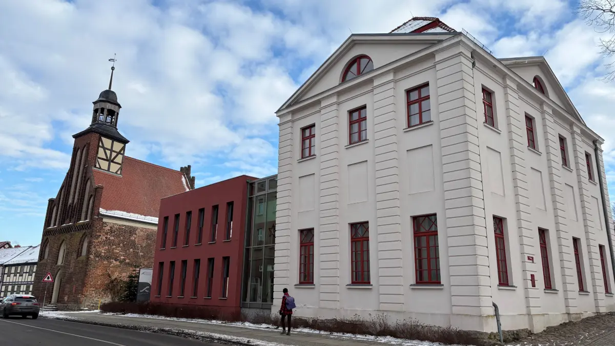 Sitz der Stadtwerke Angermünde in der historischen Altstadt. Der kommunale Energieversorger startet 2026 mit guten Nachrichten für seine Kunden ins neue Jahr.