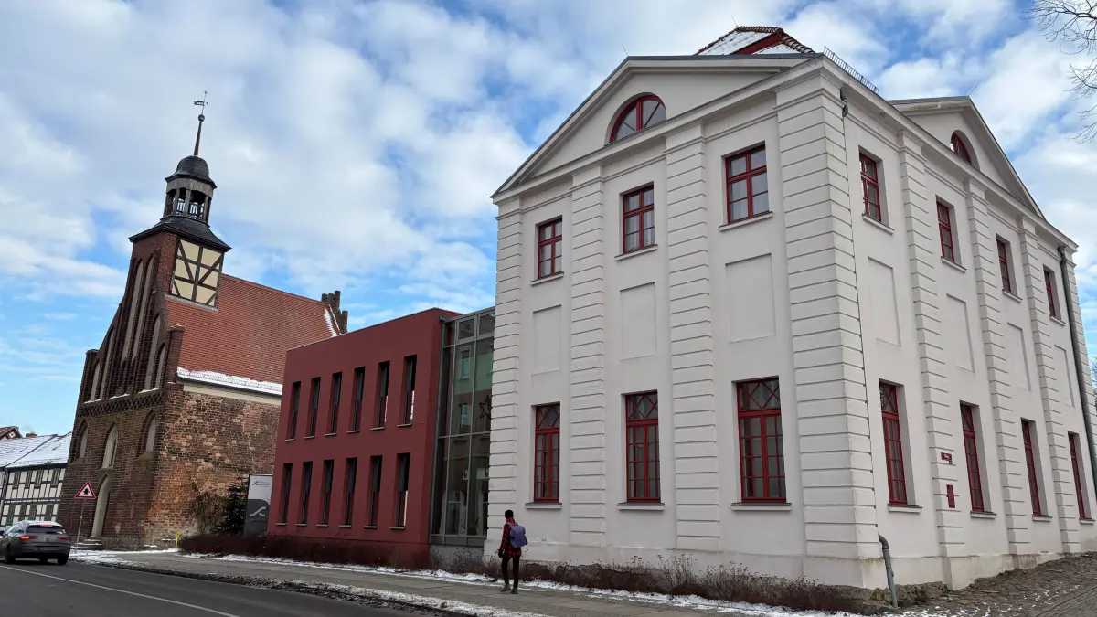 Sitz der Stadtwerke Angermünde in der historischen Altstadt. Der kommunale Energieversorger startet 2026 mit guten Nachrichten für seine Kunden ins neue Jahr.