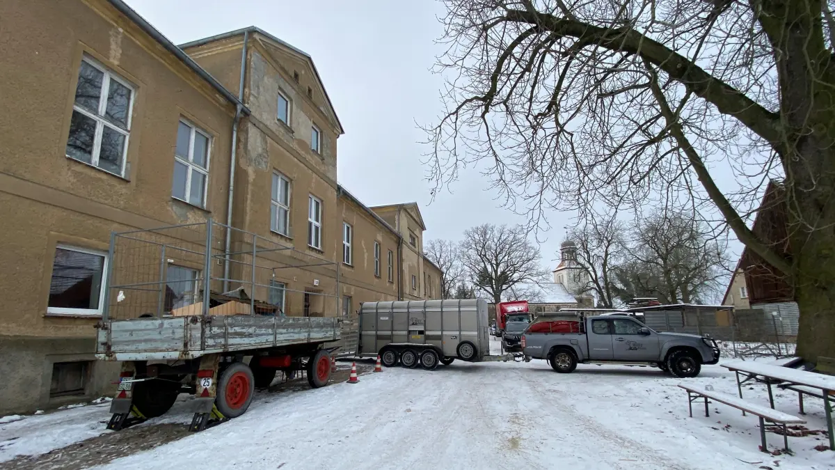 Zwangsräumung in Petershagen: Wegen unerlaubter Nutztierhaltung muss ein Ehepaar aus der Wohnung im Gutshaus Petershagen ausziehen. Am Montag (12. Januar) kam die Gerichtsvollzieherin.