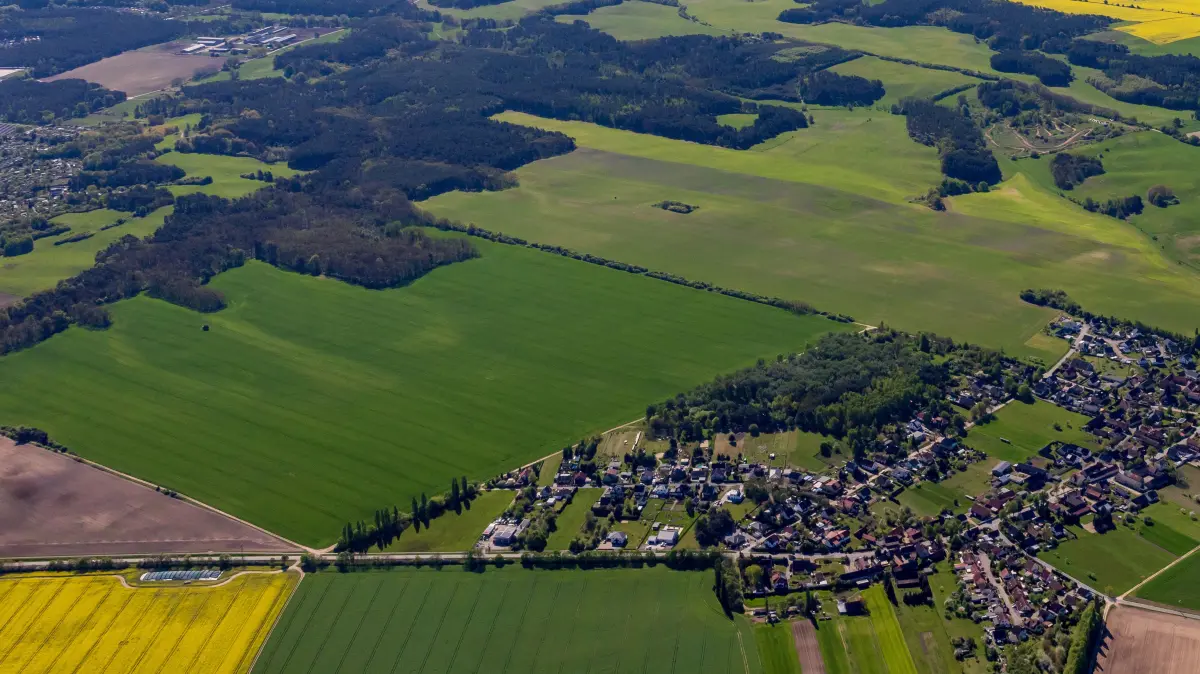 Wo jetzt noch Felder sind verläuft künftig die neue Ortsumgehung Eisenhüttenstadt/Neuzelle. Eine Besonderheit gibt es bei Diehlo. Die neue Trasse verläuft östlich des Ortsteils, also auf dem Luftbild links von Diehlo.