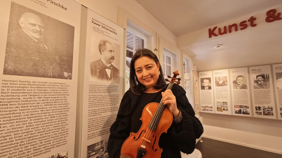 Elisabeth Heise-Glass im Scharwenka-Haus in Bad Saarow. Die Geigerin hat das Scharwenka-Ensemble gegründet und macht Musik des Komponisten damit wieder zugänglich.