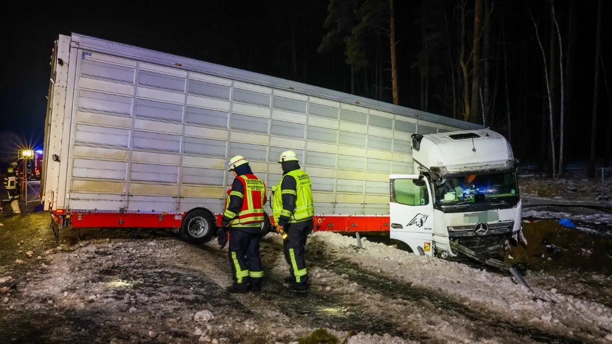 . In der Nacht zu Dienstag hat sich auf der Autobahn A10, dem nördlichen Berliner Ring, zwischen den Anschlussstellen Mühlenbeck und Birkenwerder ein schwerer Verkehrsunfall ereignet. Gegen 2.15 Uhr kamen dort nahezu zeitgleich zwei Lastkraftwagen auf spiegelglatter Fahrbahn von der Straße ab und landeten im Straßengraben. Ob es dabei zu einer direkten Kollision kam oder beide Fahrzeuge unabhängig voneinander verunglückten, war zunächst unklar.Ursache für den Unfall waren nach ersten Erkenntnissen extreme Witterungsverhältnisse. Wie der Deutscher Wetterdienst bereits im Vorfeld gewarnt hatte, führten gefrierender Nieselregen und Temperaturen um minus ein Grad zu gefährlichem Glatteis. Die Fahrbahn verwandelte sich in der Nacht in eine kaum kontrollierbare Rutschbahn.„Die Fahrbahn war hier vor Ort spiegelglatt und vereist“, erklärte Sandro Grapentin, Dienstgruppenleiter der Autobahnpolizei Walsleben. Nach Angaben der Polizei sei die Geschwindigkeit der beiden Sattelzüge nicht ausreichend an die Witterung angepasst gewesen. In der Folge verloren die Fahrer die Kontrolle über ihre Fahrzeugkombinationen und kamen nach rechts von der Fahrbahn ab. Der entstandene Sachschaden wird auf rund 100.000 Euro geschätzt.Auch die Feuerwehr Mühlenbecker Land war mit einem Großaufgebot im Einsatz. Laut dem stellvertretenden Gemeindewehrführer Christian Flieger gestaltete sich bereits die Anfahrt schwierig. „Schon auf dem Weg zum Feuerwehrhaus und während der Einsatzfahrt war äußerste Vorsicht geboten, da die Straßen extrem glatt waren“, so Flieger. Sicherheit habe dabei oberste Priorität, auch wenn dies längere Anfahrtszeiten bedeute.An der Unfallstelle selbst traten aus beiden Lastwagen Betriebsstoffe aus. Während an einem Fahrzeug Öl austrat, war beim vorderen Sattelzug der Dieseltank beschädigt. Um eine Umweltgefährdung zu verhindern, pumpten die Einsatzkräfte den Kraftstoff in Kanister um. Zusätzlich musste die Einsatzstelle mit Streugut abgestreut werden, da selbst das Bewegen für die Einsatzkräfte kaum möglich war. Insgesamt waren zwei Löschzüge aus Mühlenbeck und Schönfließ mit rund 35 Feuerwehrleuten vor Ort.Drei beteiligte Personen wurden vom Rettungsdienst untersucht. Nach Angaben von Feuerwehr und Polizei blieben alle Beteiligten unverletzt. Durch die verunglückten Fahrzeuge waren der Standstreifen sowie die rechte Fahrspur der Autobahn zeitweise blockiert. Für die Bergung der Lastwagen wurde ein Abschleppdienst verständigt. Die Arbeiten dürften sich aufgrund der Witterung und der massiven Fahrzeugschäden über mehrere Stunden hingezogen haben.Polizei und Feuerwehr warnen eindringlich vor weiteren Unfällen. Angesichts der weiterhin kritischen Straßenverhältnisse appellieren die Einsatzkräfte an alle Verkehrsteilnehmer, ihre Geschwindigkeit den winterlichen Bedingungen anzupassen und besonders vorsichtig zu fahren.