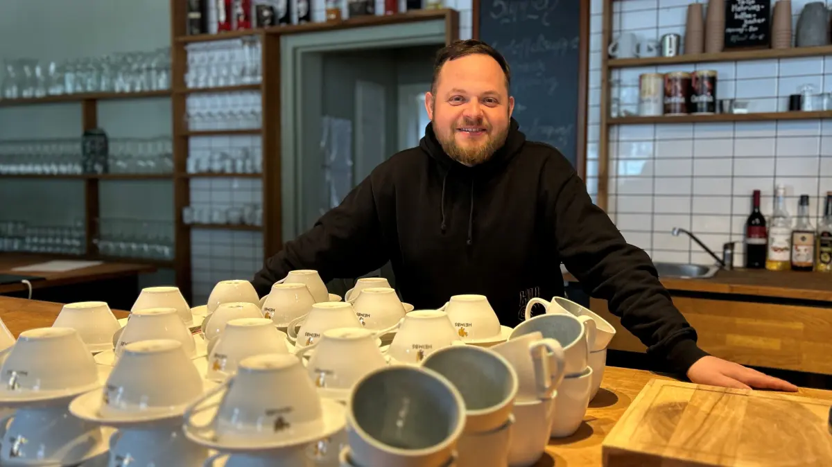 Christian Haferkorn hinter dem Tresen seines Cafés „opdenSteinen“ in Oranienburg. Mitte Januar schließt der Betrieb nach zweieinhalb Jahren.